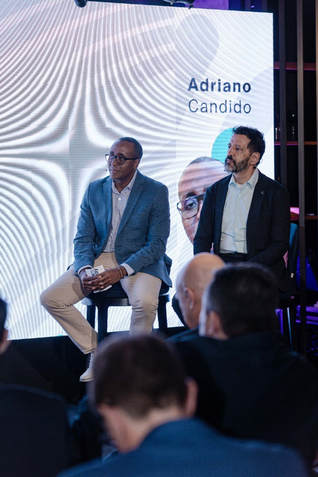 Adriano Candido participando de um painel em evento